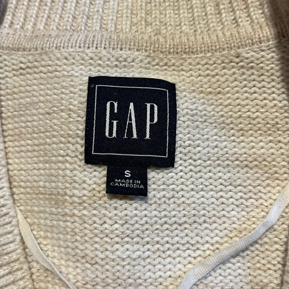 * Gap Women’s Cream Color V-neck Pullover 1075 - Picture 3 of 4